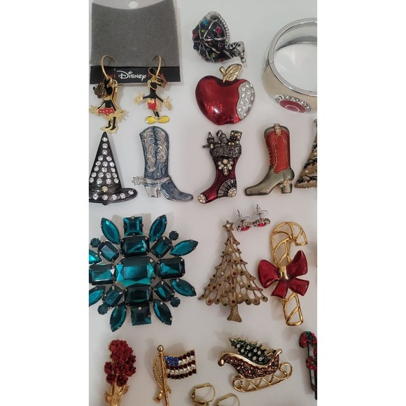 Lot Christmas of Jewelry 40 pc Bracelet Brooch Ring Earrings - Picture 3 of 9